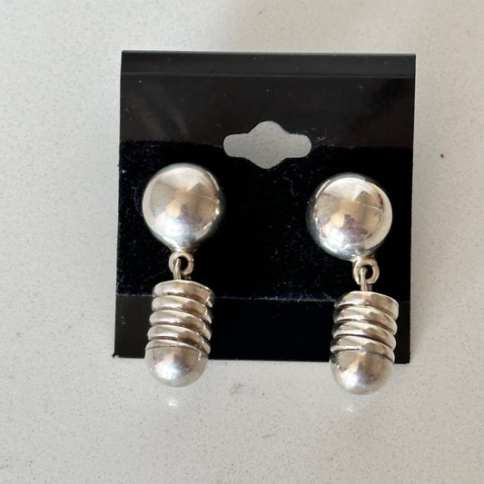 Mexico 925 Sterling Silver Dangle Earrings
Bold and beautiful vintage earring.