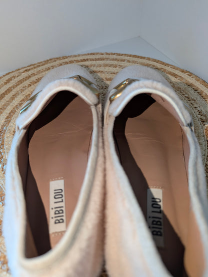 Bibi Lou Sherpa Loafers Cream Teddy Fur Gold Chain Hardware Size EU 39 US 8.5 or 9